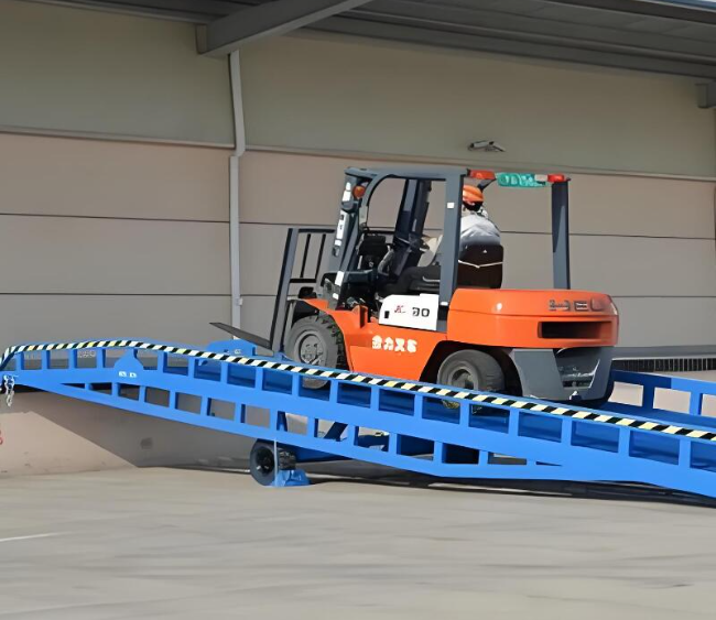 额敏移动式卸货平台（叉车用）